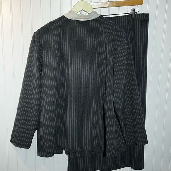 Pride & Joy Button Front Suit Jacket & Skirt Womens Gray Pinstriped Pleated Neck - Picture 6 of 8